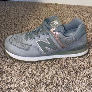 Army green/rose gold New Balance 574s